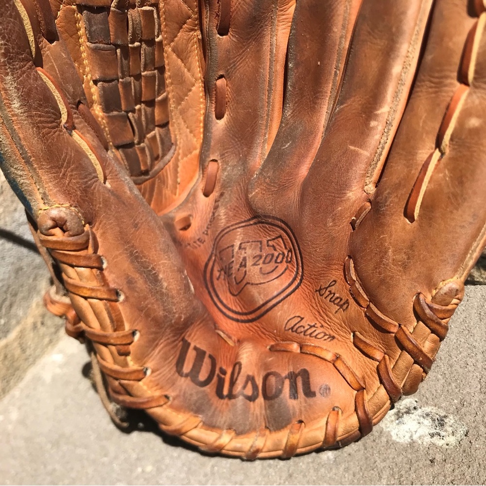 WILSON A2000 SOFTBALL BASEBALL GLOVE. JAPAN MFG. R-throw. - Picture 3 of 16